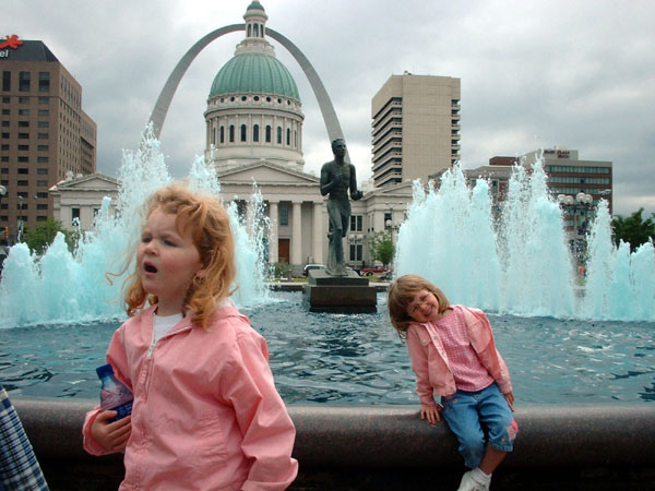 Alsatia and Savannah at a fountain in front of the capital building, with the Arch in back.jpg 86.8K